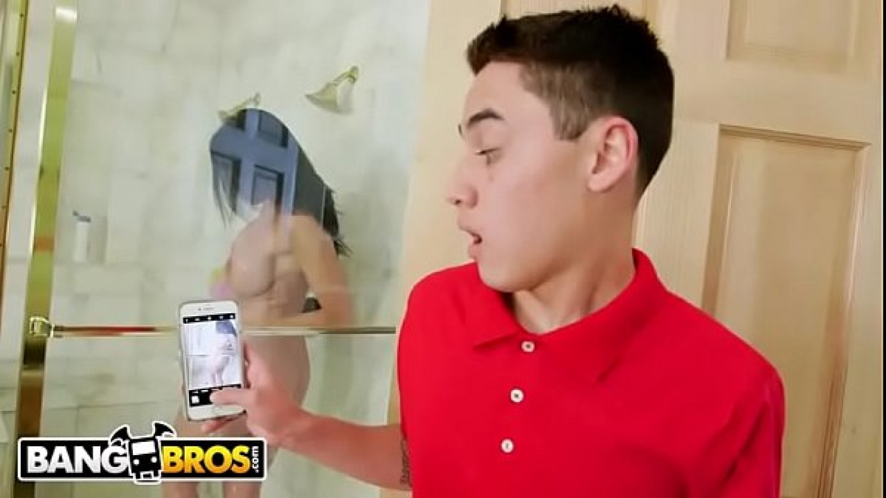 Kızının Sevgilisyle Sikişen Anne Pornosu İzle